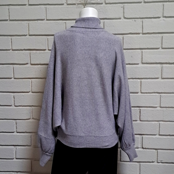 Oliver. O Gray Bat Wing Oversized Cropped Turtleneck Sweater. Size Medium NWT - Picture 5 of 9